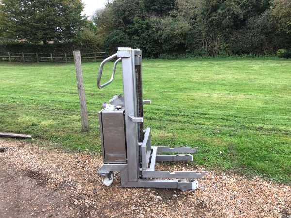 Tote bin Lift