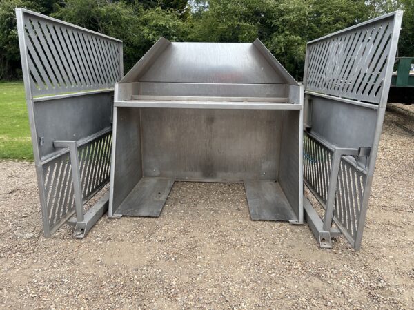 Low level box tipper